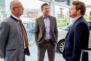 Andreas Kratzer (Roland Schreglmann, r.) spricht mit Polizeidirektor Achtziger (Alexander Duda, l.) und Kommissar Hansen (Igor Jeftic, M.) über die Zukunft des Autohauses, nachdem sein Vater und nun auch sein bester Freund tot sind. Andreas Kratzer (Roland Schreglmann, r.) spricht mit Polizeidirektor Achtziger (Alexander Duda, l.) und Kommissar Hansen (Igor Jeftic, M.) über die Zukunft des Autohauses, nachdem sein Vater und nun auch sein bester Freund tot sind.