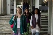 l-r: Leah McNamara als Tara,  Isidora Fairhurst als Nesi, Yasmin Monet Prince als Ruth