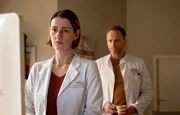 Dr. Kai Hoffmann (Julian Weigend) will sich f&uuml;r sein unm&ouml;gliches Verhalten am Vormittag bei Dr. Maria Weber (Annett Renneberg) entschuldigen. Doch Maria hat seine Launen satt und schl&auml;gt vor, dass sie auf unbestimmte Zeit nur noch Kollegen sein sollten.