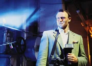 Das Ventil einer Rohrleitung ist geplatzt. Der kochendhei&szlig;e Schwefeldioxid-Dampfstrahl trifft Rechtsanwalt Dr. Werner Schlegel (Bernhard Bettermann) im Gesicht und ver&auml;tzt seine Augen.