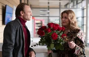 Sarah Marquardt (Alexa Maria Surholt) bekommt einen gro&szlig;en Strau&szlig; Rosen geliefert. Dr. Martin Stein (Bernhard Bettermann) ahnt, wer der Absender ist. Da Sarah momentan keine Nerven f&uuml;r Romantik hat, schenkt sie den Strau&szlig; Martin, der auch gleich wei&szlig;, wen er damit beschenken will.