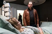 Anja Wertling (Ina Meling) wird im Krankenhaus von B&ouml;hmer (J&uuml;rgen Tonkel, r.) besucht. Dass auch Clark Hellmann (Martin Gruber, M.) im Krankenhaus gesichtet wurde, wirft Fragen im Ermittlerteam auf.