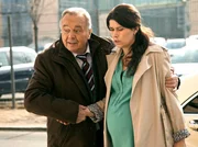 Professor Simoni (Dieter Bellmann) bringt seine Tochter Rebecca Simoni (Melanie Isakowitz) zur Geburt ihres Kindes in die Sachsenklinik. Rebecca ist sichtlich nerv&ouml;s, genau wie ihr Vater, der sich jedoch vorerst nichts anmerken l&auml;sst.