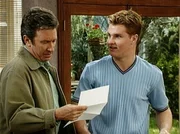 Brad (Zachery Ty Bryan, re.) und Tim (Tim Allen, li.) können es kaum glauben: Die Universität von Kalifornien kündigt sich zu einem Spiel von Brads Fußballmannschaft an. Es winkt ein Stipendium, allerdings ist Brads Knieverletzung noch nicht ganz auskuriert. Brad (Zachery Ty Bryan, re.) und Tim (Tim Allen, li.) können es kaum glauben: Die Universität von Kalifornien kündigt sich zu einem Spiel von Brads Fußballmannschaft an. Es winkt ein Stipendium, allerdings ist Brads Knieverletzung noch nicht ganz auskuriert.