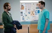 David Ziegler (Matthias Schloo, li.) erkundigt sich nach dem Zustand von Hannes Seela. Dr. Philipp Brentano (Thomas Koch, re.) kann erst einmal Entwarnung geben, die OP war kompliziert, aber so weit ist alles gut gegangen. Doch Philipp m&ouml;chte wissen, warum Hannes Seela so cholerisch ist. Was ist ihm widerfahren?