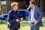 Polizeihauptmeister Mohr (Max Müller, l.) und Kommissar Hansen (Igor Jeftic, r.) fassen am Tatort die ersten Ermittlungsergebnisse zusammen. Polizeihauptmeister Mohr (Max Müller, l.) und Kommissar Hansen (Igor Jeftic, r.) fassen am Tatort die ersten Ermittlungsergebnisse zusammen.