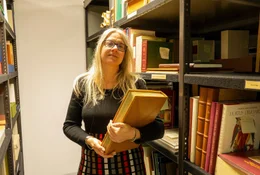 Patricia Scheuermann, Museumsp&auml;dagogin im Kloster Lorsch, beh&uuml;tet B&uuml;chersch&auml;tze im Tresorraum.