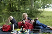 Auf Reisen gehen ist nicht verlassen  ein Abschiedspicknick von Michel (Bruno Podalyd&egrave;s) und Rachelle (Sandrine Kiberlain), bevor Michel sich auf seine Kajakreise begibt