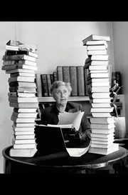 Die Autorin Agatha Christie zu Hause in Wallingford an ihrem Schreibtisch im Jahr 1950