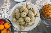 Buuz heißen diese mongolische Teigtaschen, die bei Groß und Klein beliebt sind. Buuz heißen diese mongolische Teigtaschen, die bei Groß und Klein beliebt sind.