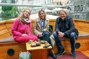 Tamina Kallert (l), Björn Freitag und Gastgeberin Valentina (M) erkunden Ljubljana vom Wasser aus, inklusive Struklji-Verkostung an Bord. Tamina Kallert (l), Björn Freitag und Gastgeberin Valentina (M) erkunden Ljubljana vom Wasser aus, inklusive Struklji-Verkostung an Bord.