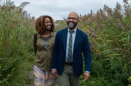 Coraline (Erika Alexander, l.) und Thelonious 'Monk' Ellison (Jeffrey Wright, r.).