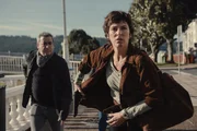 Als die Polizistin Maite (M&oacute;nica L&oacute;pez) und der Ermittler Segura (Jorge Bosch) gerade im Stadtzentrum ankommen, h&ouml;ren sie laute Schreie.