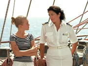 ARD UNTER WEISSEN SEGELN - URLAUBSFAHRT INS GL&Uuml;CK, Deutschland, Regie Bernhard Stephan, am Samstag um 13:30 Uhr im Ersten. Cruisedirektorin Marlene (Christine Neubauer, re.) k&uuml;mmert sich um Stefanie (Frauke Sch&ouml;nhals), die als Praktikantin an Bord der "Royal Clipper" ihren Liebeskummer vergessen will.