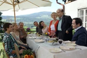 Paul Kemp - Szene: Paul Kemp wird vom Exekutor besucht; seine Praxis wird delogiert, alles gepf&auml;ndet. Paula, Ella und Brigitte richten sich in einem nahen Kaffeehaus provisorisch eine B&uuml;ro-Ecke ein. (Im Bild v.li.: Pascal Giefing, Katja Weitzenb&ouml;ck, Harald Krassnitzer, Johannes Zeiler, Judith Rosmair, Erika Mottl, Nikolaus Paryla, Thomas Mraz).