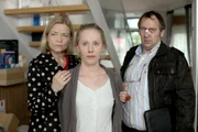"Paul Kemp - Alles kein Problem", "Schwarz auf Wei&szlig;." Paul Kemp wird vom Exekutor besucht. Paula, Ella und Brigitte richten sich in einem nahen Kaffeehaus provisorisch eine B&uuml;ro-Ecke ein. Im Bild (v.li.): Michou Friesz (Brigitte Mitlehner), Susanne Wuest (Simone Schmidt), Wolf Bachofner (Exekutor Mantler).