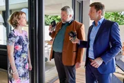 Im Rahmen der Ermittlungen müssen die Kommissare Stadler (Dieter Fischer, M.) und Hansen (Igor Jeftic, r.) auch Saskia Beck (Louisa Stroux, l.), die Ehefrau des Opfers, befragen. Im Rahmen der Ermittlungen müssen die Kommissare Stadler (Dieter Fischer, M.) und Hansen (Igor Jeftic, r.) auch Saskia Beck (Louisa Stroux, l.), die Ehefrau des Opfers, befragen.