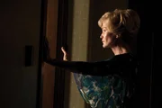 (1. Staffel) - Einst lebte sie selbst mit ihrer Familie in dem alten Haus, in dem es offensichtlich nicht mit rechten Dingen zugeht: Constance (Jessica Lange).