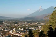 Die guatemaltekische Kleinstadt Antigua mit dem Vulkan Fuego im Hintergrund. Die guatemaltekische Kleinstadt Antigua mit dem Vulkan Fuego im Hintergrund.