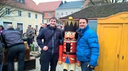 Stefan Schmidt (l.) hat auf dem Flohmarkt bei Marco Heuberg (r.) den Nussknacker ersteigert