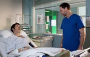 Tobias Rauch (Guido Broscheit, li.) ist aufgewacht und Dr. Kai Hoffmann (Juliasn Wiegend, re.) erkl&auml;rt ihm, was passiert ist. Der Grund f&uuml;r seinen Motorradunfall war eine Ketoazidose, eine schwere Entgleisung seines Blutzuckerspiegels. Doch Tobias wei&szlig; nichts von einem Diabetes. Bei dem Sturz hat sich Tobias das Sien- und Wadenbein gebrochen.