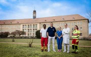 Gemeinsam durch die Krise: Das Team der Landklinik Wriezen kämpft um das Leben jeder Patientin und jedes Patienten. Von links: Anoop Puritipati (Assistenzarzt), Kai Wilke (Orthopäde und Unfallchirurg), Janina Buhe (Krankenpflegerin), Georg Bauer (Chefarzt) und Julia Kraushaar (Assistenzärztin). Gemeinsam durch die Krise: Das Team der Landklinik Wriezen kämpft um das Leben jeder Patientin und jedes Patienten. Von links: Anoop Puritipati (Assistenzarzt), Kai Wilke (Orthopäde und Unfallchirurg), Janina Buhe (Krankenpflegerin), Georg Bauer (Chefarzt) und Julia Kraushaar (Assistenzärztin).