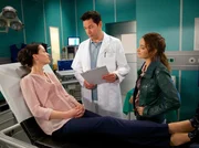 MDR Fernsehen IN ALLER FREUNDSCHAFT FOLGE 651, "Redebedarf". Dr. Philipp Brentano untersucht Anna Schöning, die seit einiger Zeit unter Magenbeschwerden und Erbrechen leidet. MDR Fernsehen IN ALLER FREUNDSCHAFT FOLGE 651, "Redebedarf". Dr. Philipp Brentano untersucht Anna Schöning, die seit einiger Zeit unter Magenbeschwerden und Erbrechen leidet.