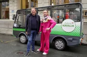 Stadtrundfahrt mal anders: Tamina Kallert (r) und Björn Freitag vor dem Kavalier Taxi – der umweltfreundlichen, elektrobetriebenen Alternative für die Stadtbeförderung in Ljubljana. Stadtrundfahrt mal anders: Tamina Kallert (r) und Björn Freitag vor dem Kavalier Taxi – der umweltfreundlichen, elektrobetriebenen Alternative für die Stadtbeförderung in Ljubljana.