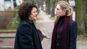 Ellen (Rikke Lylloff) befragt Antje Timm (Natascha Bub), die Vermieterin der Toten. Ellen (Rikke Lylloff) befragt Antje Timm (Natascha Bub), die Vermieterin der Toten.