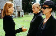 Bei der Beerdigung von Lord Kerrymore kommt es f&uuml;r Sally (Jenny J&uuml;rgens, li.) zu einer unangenehmen Begegnung mit dessen Nichte (Cecilia Kunz) und deren Mutter (Daniela Ziegler).