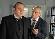 Am Tag des Mordes einer jungen Prostituierten stand das Auto von Kurz Blomberg (Jan-Gregor Kremp, li.) vor deren Haust&uuml;r. Hauptkommissar Herzog (Walter Kreye, re.) ist daran interessiert, den Grund zu erfahren.