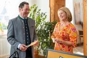 B&uuml;rgermeister Schretzmayer (J&uuml;rgen Tonkel, l.) freut sich &uuml;ber Marie Hofers (Karin Thaler, r.) pers&ouml;nlichen Dank f&uuml;r das Abendessen.