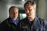 Von Anfang an hat Hauptkommissar Voss (Jan-Gregor Kremp, l.) den Eindruck, dass es bei der Geiselnahme und ihrem blutigen Ende nicht mit rechten Dingen zuging. Einer seiner Verd&auml;chtigen ist Hanns Sonnleitner (Marcus Mittermeier, r.), einer der Sch&uuml;tzen auf den Geiselnehmer.