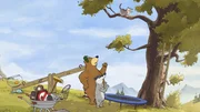 Dr. Brumm und Dachs wollen die Katze dazu bewegen, vom Baum herunter auf das Trampolin zu springen.