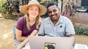Nina und Wildtierbiologe Swami werten die Aufnahmen einer Kamerafalle aus. Swami erforscht Lippenbären und ihr Verhalten. Nina und Wildtierbiologe Swami werten die Aufnahmen einer Kamerafalle aus. Swami erforscht Lippenbären und ihr Verhalten.
