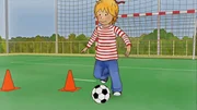 Conni lernt schnell, sie kann sogar den Ball schon um die H&uuml;tchen f&uuml;hren.