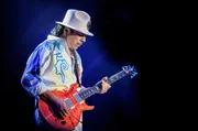 Carlos Santana entdeckte mit acht Jahren die Leidenschaft f&uuml;r die Gitarre, die ihn sein Leben lang begleiten wird.
