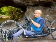 Veit Riffer (58) ist seit einem Kletterunfall vor knapp 30 Jahren querschnittsgelähmt. Heute erobert er seine "Felsenheimat" Sächsische Schweiz mit dem Handbike und testet Handbike- und Rolliwanderstrecken für andere Rollstuhlfahrer. Veit Riffer (58) ist seit einem Kletterunfall vor knapp 30 Jahren querschnittsgelähmt. Heute erobert er seine "Felsenheimat" Sächsische Schweiz mit dem Handbike und testet Handbike- und Rolliwanderstrecken für andere Rollstuhlfahrer.