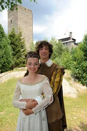 Für Prinz (Laurence Rupp) und Prinzessin (Paula Schramm) klingen die Hochzeitsglocken. Für Prinz (Laurence Rupp) und Prinzessin (Paula Schramm) klingen die Hochzeitsglocken.