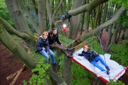 Tommy lädt Leopold und Laura zu einer Nacht auf einem Baum in 11 Meter Höhe ein. Wer der beiden wird wohl im warmen Bett schlafen dürfen? Das entscheidet vorher der Wettkampf. Tommy lädt Leopold und Laura zu einer Nacht auf einem Baum in 11 Meter Höhe ein. Wer der beiden wird wohl im warmen Bett schlafen dürfen? Das entscheidet vorher der Wettkampf.