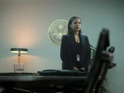 Agent Liv Lewis (Sarah Junillon)