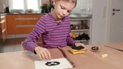 Olivia bastelt sich aus Kartoffeln und Blumenfr&uuml;chten Stempel und macht damit kreative Bilder.
