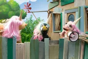 Wer ist das beste Super-Einhorn? Ella (Anna Menzel), Rudi (Lennart Morgenstern) und Lina (Franziska Rattay) wetteifern, wer am lautesten wiehern kann.