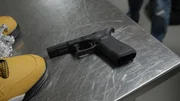 Eine Schusswaffe, die im Gep&auml;ck eines Passagiers gefunden wurde, liegt auf einem Inspektionstisch, nachdem sie von der CBP beschlagnahmt wurde. (National Geographic)