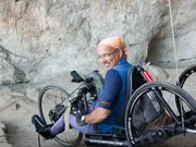 Veit Riffer (58) ist seit einem Kletterunfall vor knapp 30 Jahren querschnittsgel&auml;hmt. Heute erobert er seine "Felsenheimat" S&auml;chsische Schweiz mit dem Handbike und testet Handbike- und Rolliwanderstrecken f&uuml;r andere Rollstuhlfahrer.