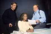 Der katholische Pfarrer Altmann wurde erdrosselt. Die Kommissare Bonhoff (Wolfgang Krewe, li.) und Kehler (Wolfgang Bathke) befragen seine Sekret&auml;rin, die Senegalesin Zoe Maku (Liz Baffoe), die sich auch nicht erkl&auml;ren kann, warum der Geistliche ermordet wurde.