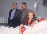 Stefanie (Karoline Schuch) erkl&auml;rt den Beamten Kehler (Wolfgang Bathke, hi.li.) und Bonhoff (Wolfgang Krewe), dass ihre Mutter Andrea (Karin Giegerich) nicht zu einem Verh&ouml;r bereit ist.