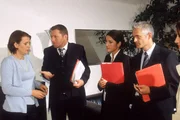 Dr. Max Brunner (Michael Fitz, 2.v.l.), Lisa Sturm (Mariella Ahrens, 2.v.r.) und der Verteidiger (Meral Perin) wollen von Meike Binz (Ulli Maier) wissen, wieso sie Reimer erschossen hat. War es Notwehr?