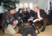 Die Beamten (v.l.: Wolfgang Krewe, Mariella Ahrens; v.re. Klaus Schindler, Wolfgang Bathke) versuchen bei dem Lokaltermin in der Wohnung von Maike Binz (Ulli Maier, h.) den Tathergang zu rekonstruieren.