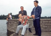 Kommissar Bonhoff (Wolfgang Krewe, r.) und Kommissar Kehler (Wolfgang Bathke, li.) nehmen den tatverd&auml;chtigen Mickel (Gerhard Gutberlet) fest. Doch ist er auch der M&ouml;rder?